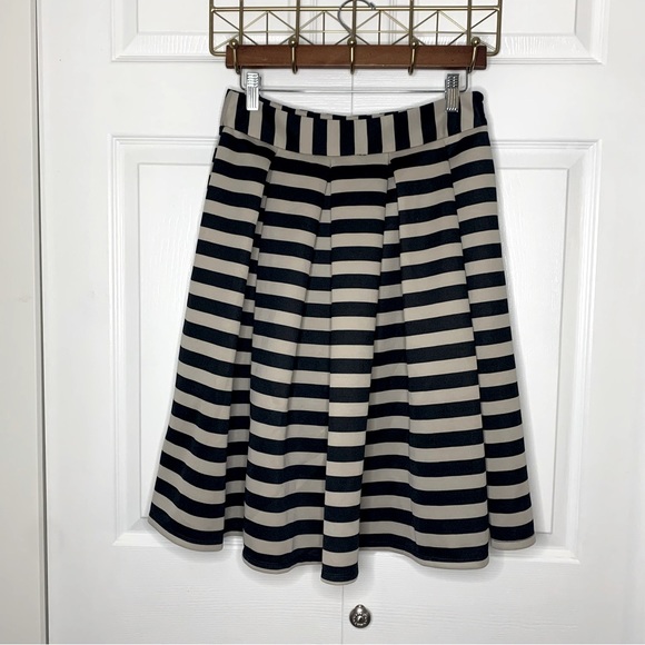 Knee length striped pleated skirt - Picture 2 of 6